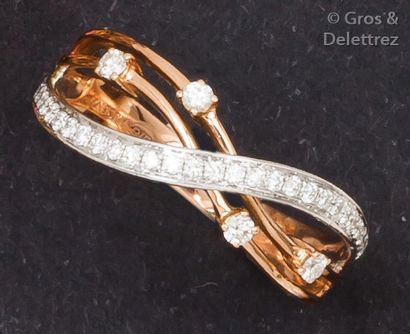 GIORGIO VISCONTI Bague croisée en or rose ornée de diamants taillés en brillant....