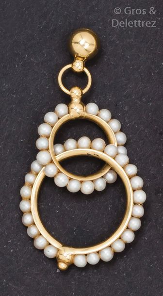 null Paire de pendants d’oreilles en or jaune à décor de disques sertis de perles....