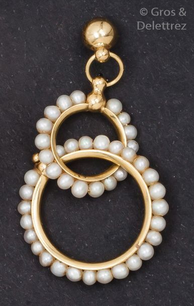 null Paire de pendants d’oreilles en or jaune à décor de disques sertis de perles....