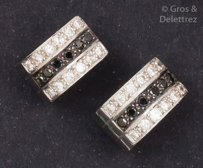 null Paire de boucles d’oreilles godronnées ornées de lignes de diamants noirs et...