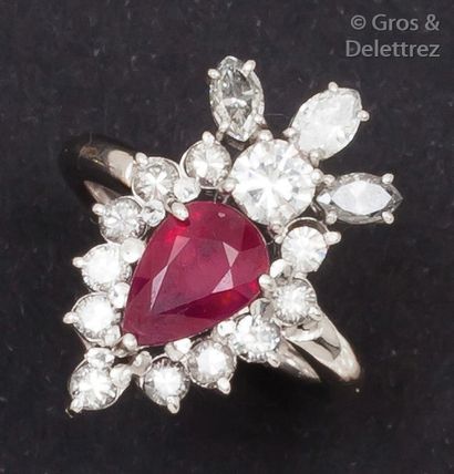 null Bague en platine et or gris ornée d’un rubis taillé en poire entouré de diamants...