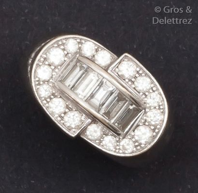 null Bague en or gris à décor géométrique pavé de diamants taillés en brillant et...