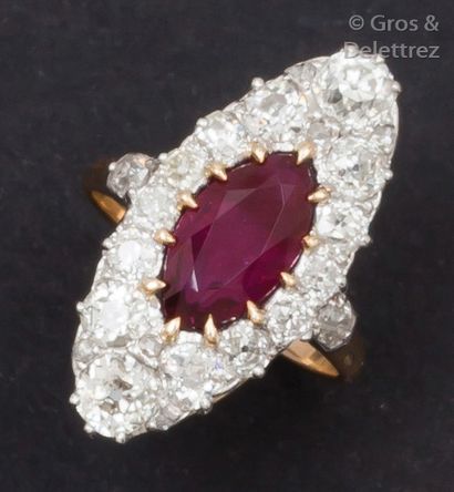 null Bague «?marquise?» en or jaune ornée d’un rubis de taille navette dans un entourage...