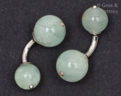 null Paire de boutons de manchettes en or gris ornés de boules de prehnites. P. 6...