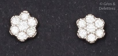 null Paire de boutons d’oreilles «?Fleurs?» en or gris entièrement sertis de diamants...