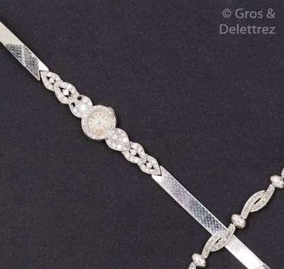 JAEGER LECOULTRE Bracelet-montre de dame en or gris, la lunette et les attaches serties...