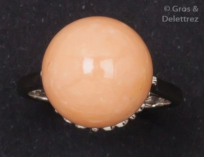 null Bague en platine ornée d’une importante perle fine porcelaine de couleur brun...