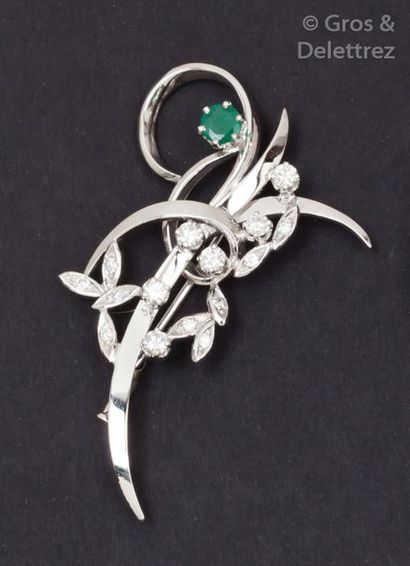 null Broche «?Bouquet?» en or gris ornée d’une émeraude et de diamants taillés en...