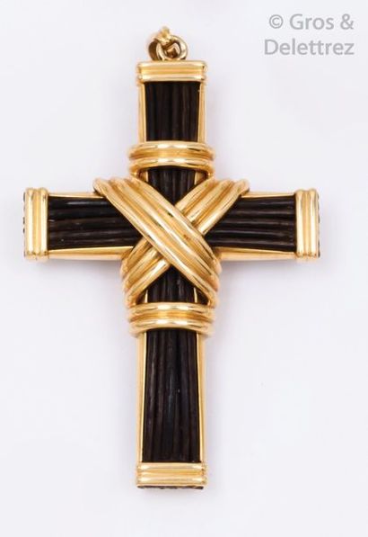FRED Pendentif croix en or jaune et cuir noir. Monté sur un collier de caoutchouc....