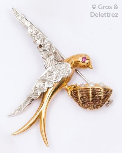 null Broche «?Hirondelle?» en or jaune et or gris ciselés, les ailes ornées de diamants...