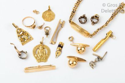 null Lot de débris en or jaune comprenant des pendentifs, un bracelet, des broches....