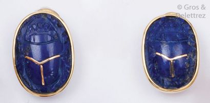 null Paire de clips d’oreilles en or jaune ornés de lapis-lazuli sculpté à décor...