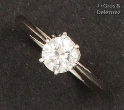 null Bague solitaire en or gris ornée d’un diamant taillé en brillant pesant 0,70...