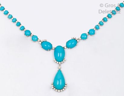 null Collier en or gris 14K orné de turquoises cabochon en chute dont quatre au centre,...