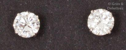 null Paire de boutons d’oreilles en or gris ornés chacun d’un diamant taillé en brillant...