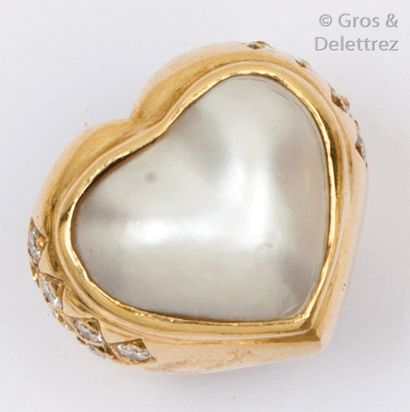 null Bague «?Cœur?» en or jaune ornée d’une perle mabé bordée de diamants taillés...