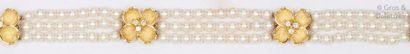 TIFFANY & CO Bracelet de trois rangs de perles de culture alternées de trois fleurs...