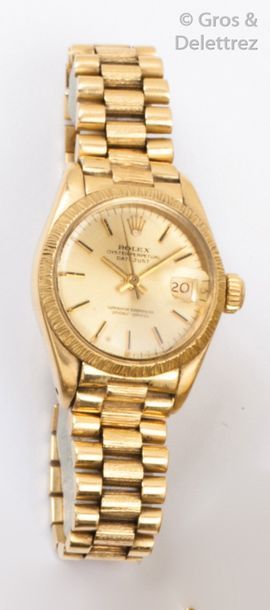 ROLEX «?Oyster Perpetual Date?» - Bracelet -montre de dame en or jaune, cadran or...