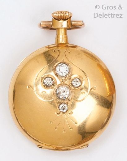 LE PARC Montre de col en or jaune à décor ciselé serti de cinq diamants taillés en...
