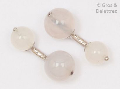 null Paire de boutons de manchettes en or gris ornés de boules d’agate blanche et...