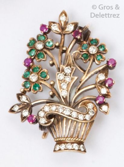 null Broche «?Panier fleuri?» en or jaune 14K ornée de diamants taillés en brillant,...