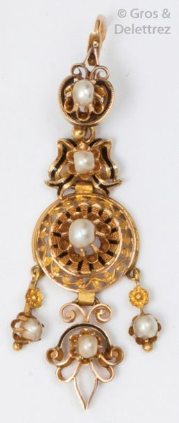 null Paire de pendants d’oreilles en or jaune émaillé à décor de nœuds et de perles...