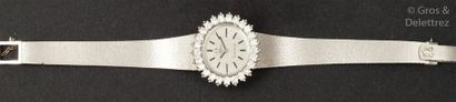 null Bracelet-montre de dame en or gris, cadran argent, la lunette sertie de diamants...