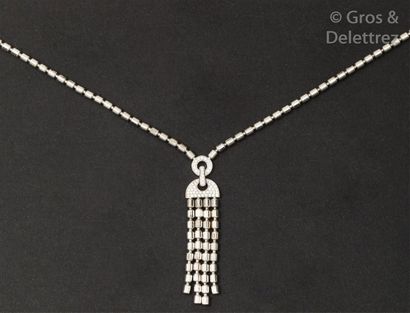 null Collier en or gris orné d’un motif «?Pompon?» serti de diamants taillés en brillant....