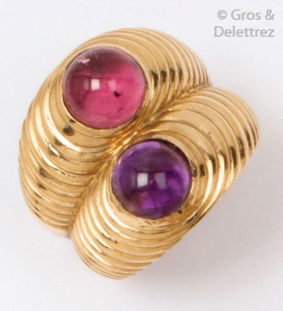 null Bague double jonc en or jaune godronné ornée d’une tourmaline rose et d’une...