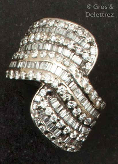 null Bague croisée en or gris ornée de lignes de diamants taillés en brillant et...