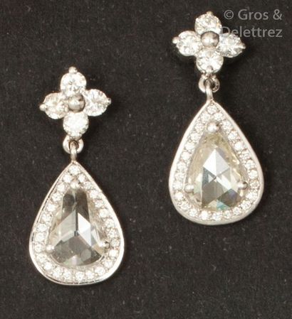 null Paire de pendants d’oreilles en or gris ornés chacun d’un diamant de taille...