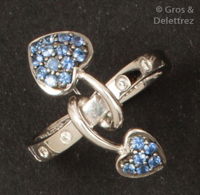 null Bague «?Toi et Moi?» en or gris ornée de deux motifs cœur pavés de saphirs....