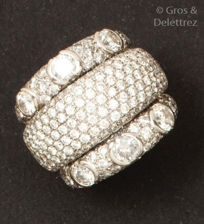 null Bague triple jonc en or gris ornée d’un pavage de diamants taillés en brillant...