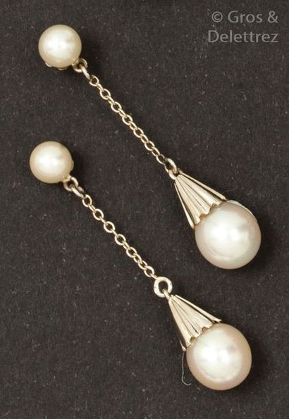 null Paire de pendants d’oreilles en or gris ornés chacun de deux perles de culture....