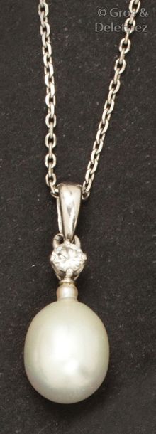 null Chaîne et pendentif en or gris orné d’une perle de culture surmontée d’un diamant...