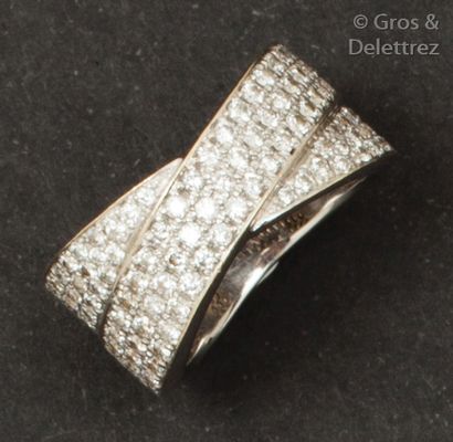 null Bague «?Croisée?» en or gris ornée de pavage de diamants taillés en brillant....