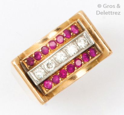 null Bague à pont en or jaune ornée de lignes de diamants taillés en brillant et...