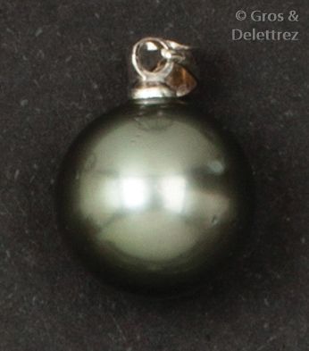 null Pendentif en or gris orné d’une perle de culture grise de Tahiti.