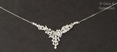 null Collier en or gris 9K orné d’un motif central serti de diamants taillés en brillant....