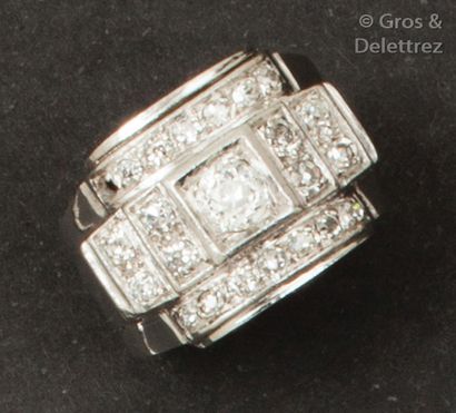 null Bague en platine ornée d’un diamant taillé en brillant dans un entourage de...