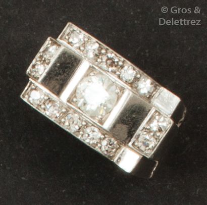 null Bague à pont en platine ornée d’un diamant taillé en brillant bordé de diamants...