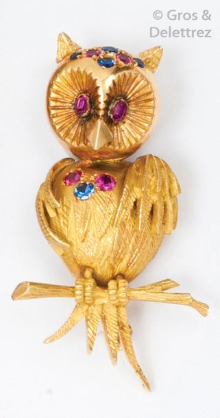 null Broche «?Hibou?» en or jaune ornée de pierres de couleurs. P. 12,1g.