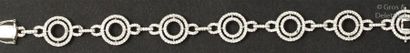 null Bracelet en or gris à motifs de «?Cercles?» entièrement sertis de diamants taillés...