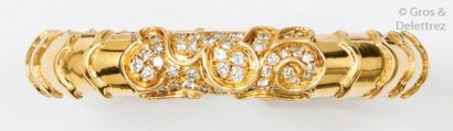 null Bracelet rigide ouvert en or jaune à décor géométrique serti de diamants taillés...