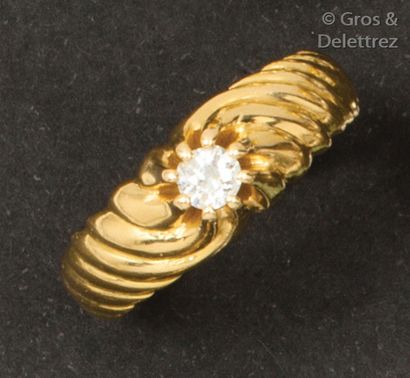 null Bague en or jaune torsadé ornée d’un diamant taillé en brillant. Tour de doigt?:...