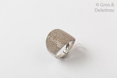 null Bague jonc en or gris ornée d’un pavage de diamants taillés en brillant. Tour...