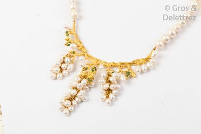 null Collier de perles de culture et vermeil à décor de feuillage serti de racine...