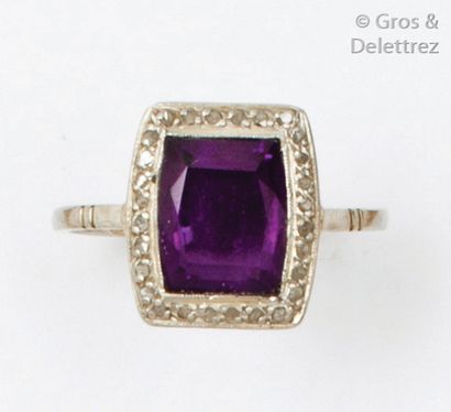 null Bague en or gris ornée d’une améthyste rectangulaire dans un entourage de diamants...