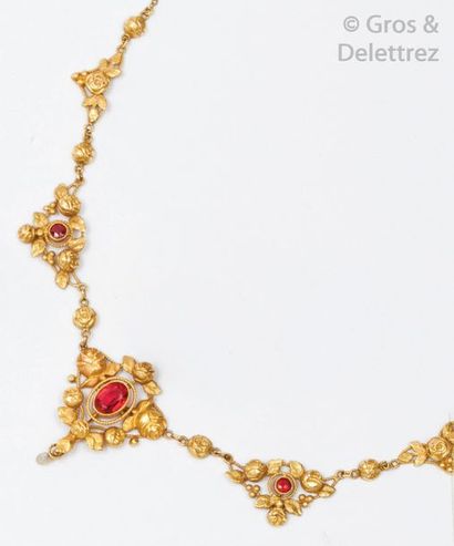 null Collier draperie en or jaune à décor de roses orné de pierres rouges et perles...