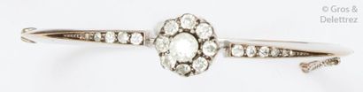 null Bracelet jonc ouvrant en or gris orné d’un motif central serti de diamants taillés...